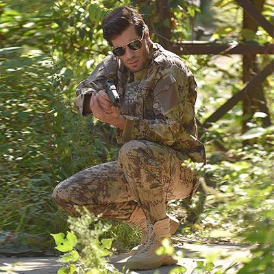Uniforme de combate del ejército con patrón de pitón de arena