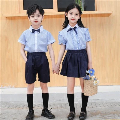 Uniformes escolares clásicos de camisa azul cómoda y falda corta